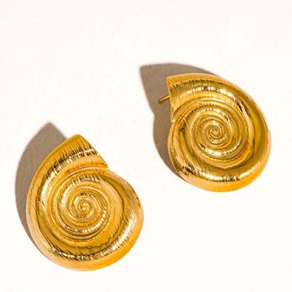 Coraline 18K Gold Seashell Stud Earrings - Picture 3 of 5